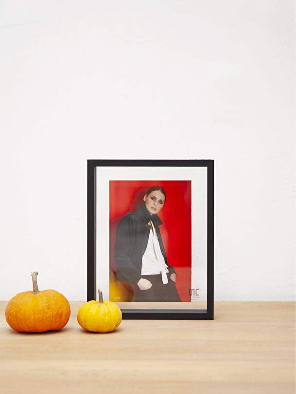 medium photo frame black